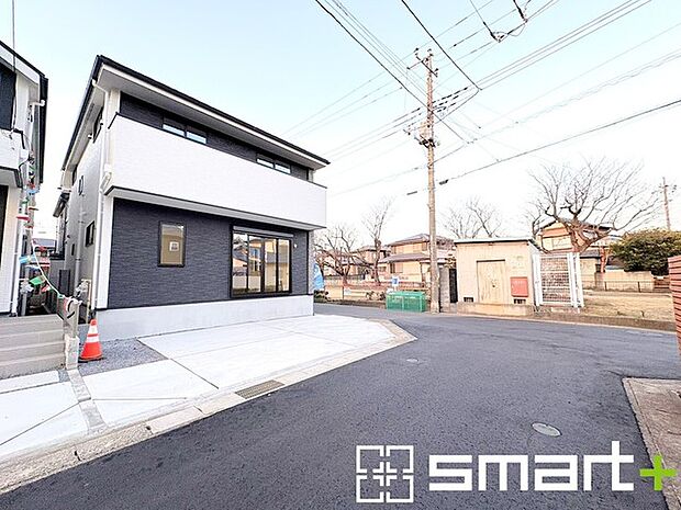 〜開放感ある角地のお住まい〜 ・2方向が空く事で開放感のある角地に位置しております。 ・窮屈な感じが無く、ゆったりと暮らせるこの魅力をぜひ現地でご体感くださいませ。 