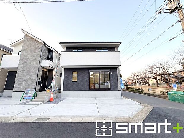 〜閑静な住宅街の立地〜 ・周辺は閑静な住宅街となっておりますので、静かな暮らしをご実現いただけます。 ・前面道路の交通量も多くないので、小さなお子様がいるご家庭でもご安心ですね。 