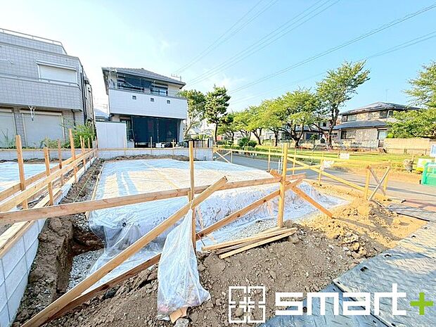 〜ベタ基礎でしっかりとした土台〜 ・コンクリートの中に鉄筋を配し強度を高めた「ベタ基礎」を採用。 ・しっかりとした土台を造ったうえで、その上に建物が築造されていきます。