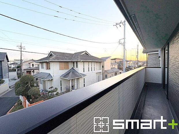 〜洗濯物も干しやすいバルコニー〜 ・陽当たり良好な南側のバルコニーは2部屋から出入りができて毎日のお洗濯も快適。 ・テラス屋根等のオプションもお気軽にご相談くださいませ。 