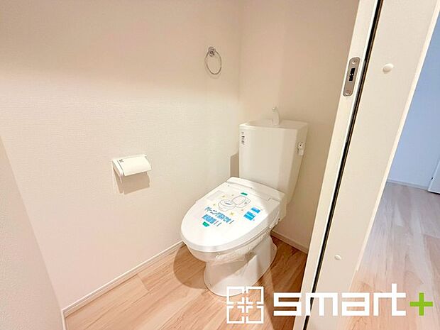 ~やはり便利なタンク式トイレ~ ・最近はタンクレストイレもございますが、タンク式の場合は停電時もお水を流すことが可能。 ・故障時なども比較的費用が安くなるなど、メリットが多くなります。