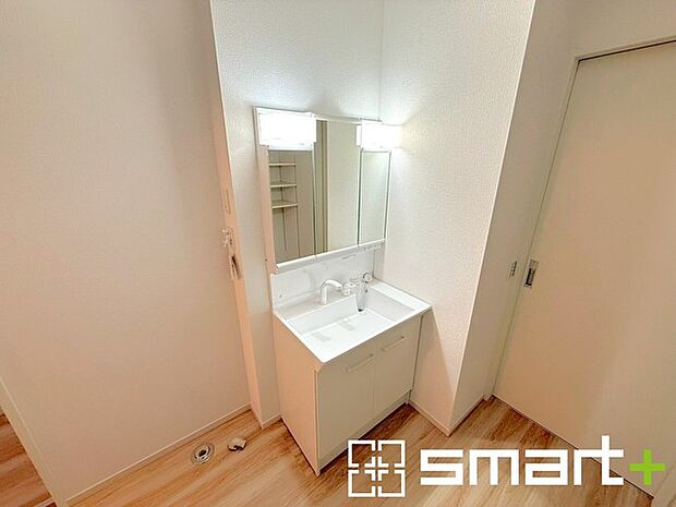 ~シャワー付き洗面台を採用~ ・洗面台の蛇口がホースで伸びシャワーとしてご利用可能。 ・朝の寝ぐせ直しなどにシャワーを使いたい時、洗面台の掃除をする際にも便利にお使いいただけますよ。