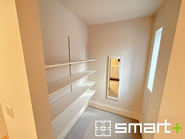 ~シューズインクロークのある玄関~ ・玄関にはシューズインクローク完備。ベビーカーやゴルフバッグ、お子様のスポーツ用品などたくさん収納できます。 ・便利な稼働式の棚付き嬉しいですね。