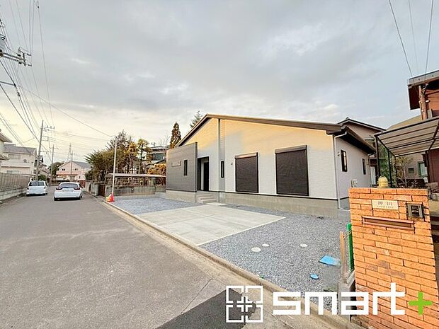 ~閑静な住宅街の立地~ ・周辺は閑静な住宅街となっておりますので、静かな暮らしをご実現いただけます。 ・前面道路の交通量も多くないので、小さなお子様がいるご家庭でもご安心ですね。