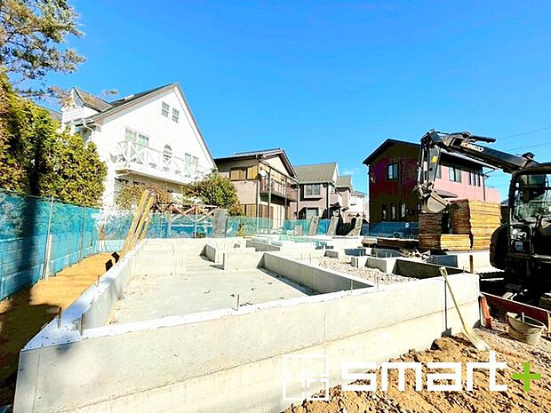 〜ベタ基礎でしっかりとした土台〜 ・コンクリートの中に鉄筋を配し強度を高めた「ベタ基礎」を採用。 ・しっかりとした土台を造ったうえで、その上に建物が築造されていきます。