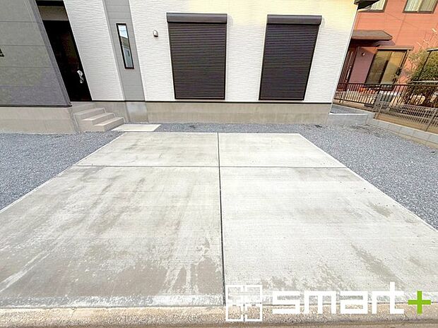 ~ゆとりあるカースペース~ ・セカンドカーや来客時にも困らないカースペース3台分。自転車やバイクのおける余裕の広さです。 ・カーポートなどのオプションもお気軽にご相談くださいませ。