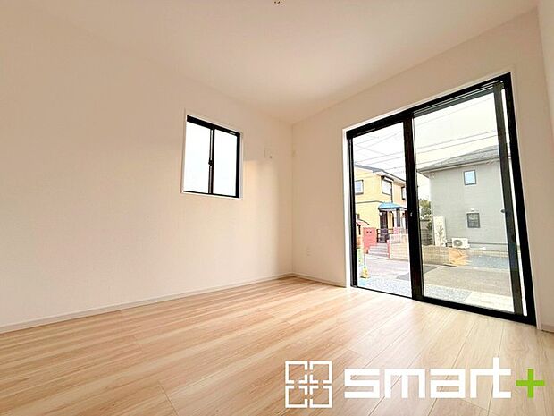 ~2面採光の明るいお部屋~ ・洋室は2面採光とする事で穏やかな陽の入る明るい空間となっております。 ・くつろぎのプライベート時間を明るい空間で穏やかにお過ごしいただけます。