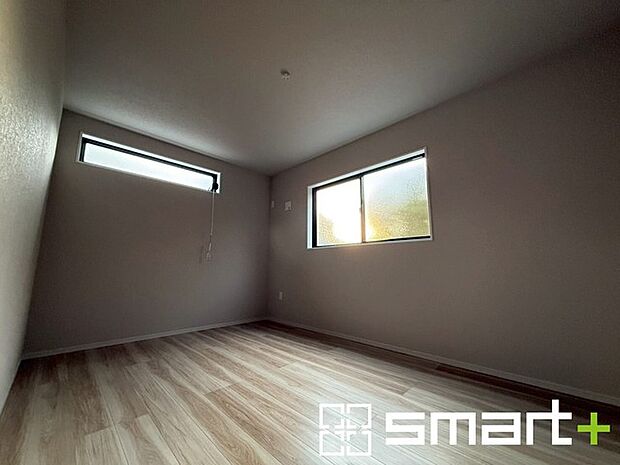 ~収納豊富な洋室~ ・各居室に備え付けの収納をご用意。タンスなどを置く場合と比べ出っ張らないので部屋の中を有効のご活用いただけます。 ・収納の広さなどぜひ現地でご確認くださいませ。