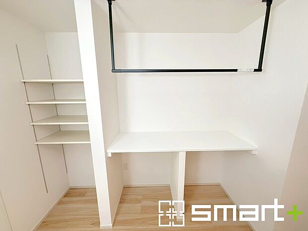 ~収納も充実の洗面所~ ・洗面所にはリネンスペースを設ける事でタオルや洗剤などの置場にも困りません。 ・家事のスペースや室内物干しなどにも便利なカウンター付きが嬉しいですね。