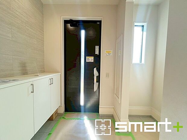 〜シューズインクロークのある玄関〜 ・玄関横にシューズインクロークをご用意。 ・追加の靴置きとしてはもちろん、スキー・ゴルフなど趣味の用具の置場としてもご利用いただけます。 