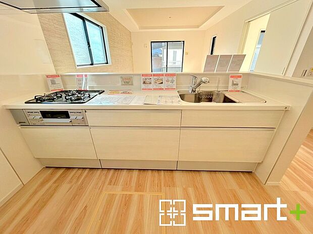 ~人気のカウンターキッチン~ ・キッチンには余計な柱が無いので、リビングが見渡せ開放感のある造りとなっております。 ・蛇口には浄水器が内蔵されるなど機能面でも優れたキッチンです。