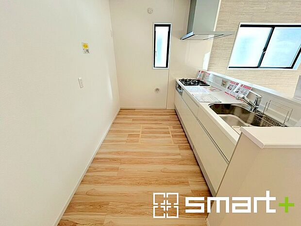 ~使い勝手の良いシステムキッチン~ ・料理がしやすい設計のキッチンでお料理もはかどりますね。 ・もちろんキッチン下部は収納になっておりますので、フライパンなども収納可能です。