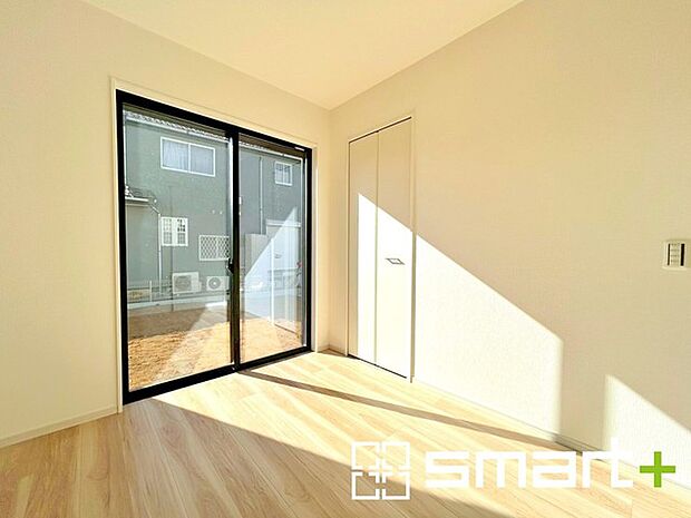 〜1階リビング横の洋室〜 ・ナチュラルな色彩で纏められた洋室は家具のコーディネートもしやすくなっております。 ・どんな家具にするか考えるだけでも楽しくなってきますね。 