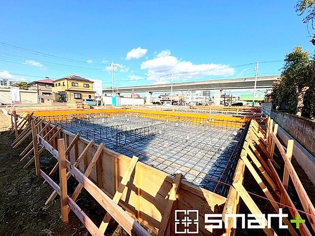 〜ベタ基礎でしっかりとした土台〜 ・コンクリートの中に鉄筋を配し強度を高めた「ベタ基礎」を採用。 ・しっかりとした土台を造ったうえで、その上に建物が築造されていきます。 