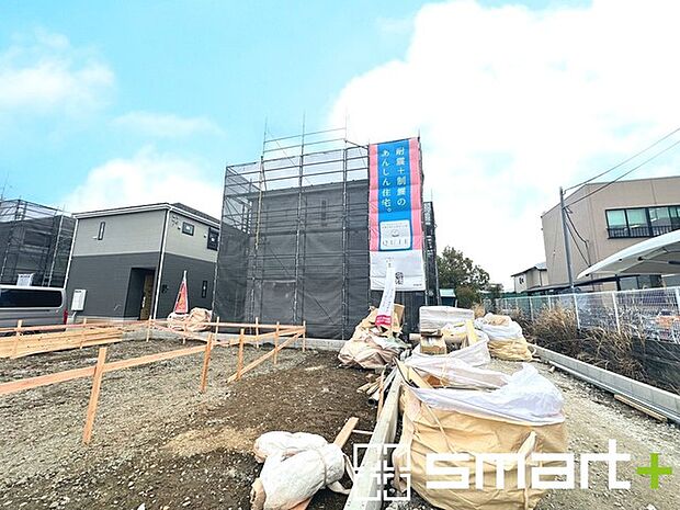 ~ベタ基礎でしっかりとした土台~ ・コンクリートの中に鉄筋を配し強度を高めた「ベタ基礎」を採用。 ・しっかりとした土台を造ったうえで、その上に建物が築造されていきます。