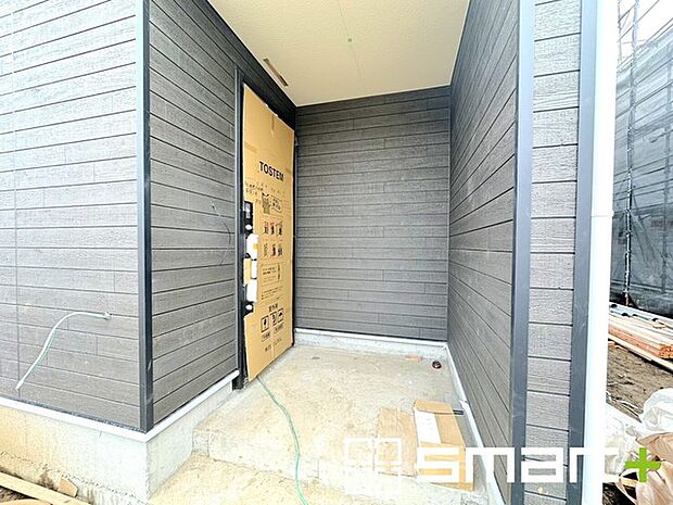 ~ベタ基礎でしっかりとした土台~ ・コンクリートの中に鉄筋を配し強度を高めた「ベタ基礎」を採用。 ・しっかりとした土台を造ったうえで、その上に建物が築造されていきます。