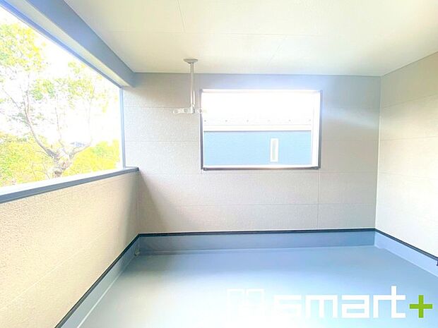 ~屋根付きのバルコニー~ ・バルコニーは屋根付きなので急な雨でも安心です。 ・奥行きもあるので洗濯物が干しやすいのも嬉しいポイントですね。