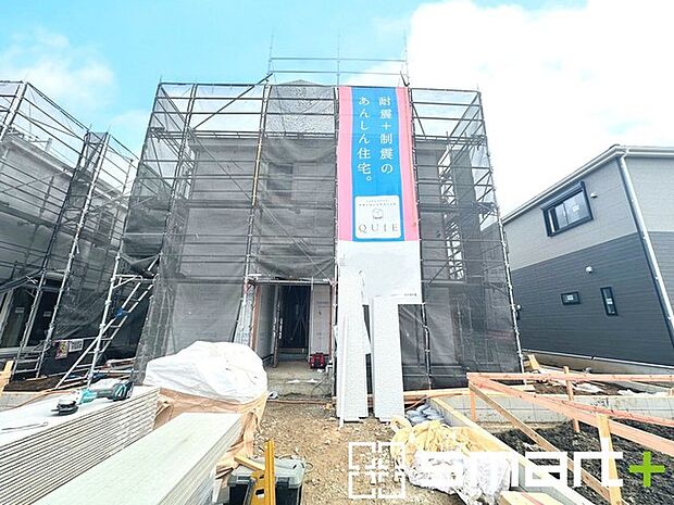 ~ベタ基礎でしっかりとした土台~ ・コンクリートの中に鉄筋を配し強度を高めた「ベタ基礎」を採用。 ・しっかりとした土台を造ったうえで、その上に建物が築造されていきます。