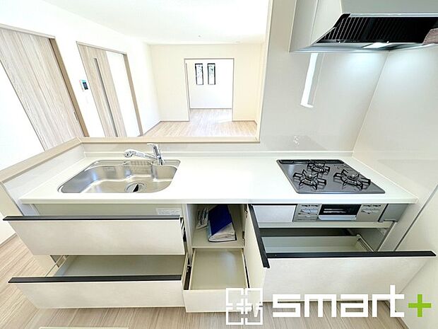 ~人気のカウンターキッチン~ ・キッチンには余計な柱が無いので、リビングが見渡せ開放感のある造りとなっております。 ・蛇口には浄水器が内蔵されるなど機能面でも優れたキッチンです。