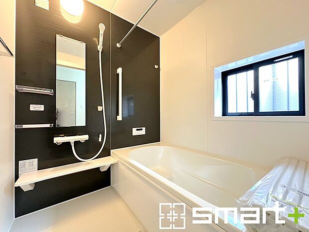 ~浴室乾燥機付きの浴室~ ・浴室には乾燥機が付いているので雨の日でも洗濯物を干すことが可能です。 ・水はけの良い床材など機能面も充実。マイクロバルなどオプションもご相談くださいませ。