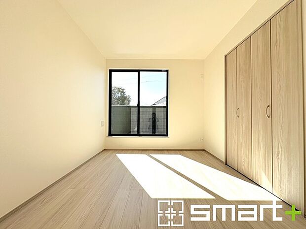 ~収納豊富な洋室~ ・各居室に備え付けの収納をご用意。タンスなどを置く場合と比べ出っ張らないので部屋の中を有効のご活用いただけます。 ・収納の広さなどぜひ現地でご確認くださいませ。