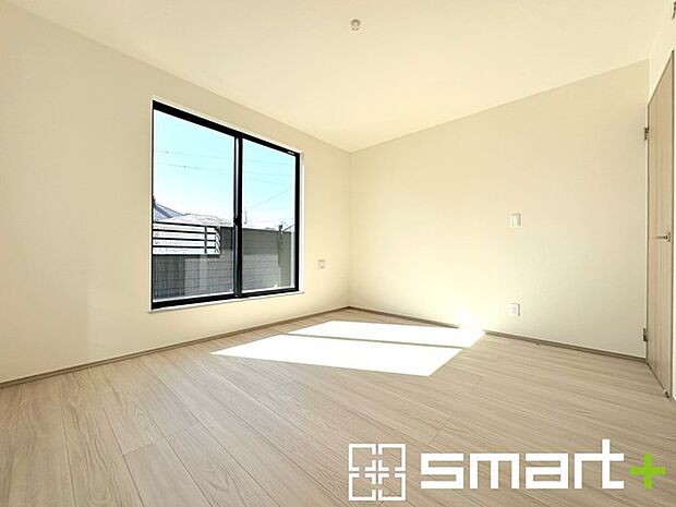 ~自然な風合いの洋室~ ・ナチュラルな色彩で纏められた洋室は家具のコーディネートもしやすくなっております。 ・どんな家具にするか考えるだけでも楽しくなってきますね。