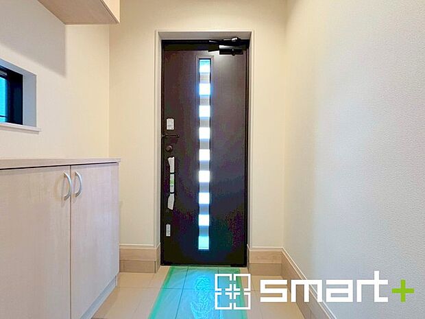 〜穏やかな陽が入る玄関〜 ・玄関ドアにガラス部分を設ける事で穏やかな陽の入る玄関になります。 ・飾り棚としても演出できるコの字型の下駄箱は大容量の収納力。