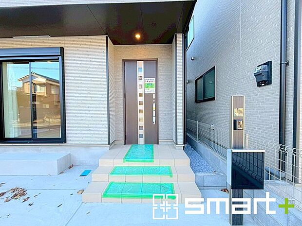 〜お住まいの顔「玄関」〜 ・玄関ドアの上にはもちろん軒がございますので、雨の日でも濡れずに鍵の開閉が可能です。 ・鍵は防犯性に優れたディンプルキーを採用。