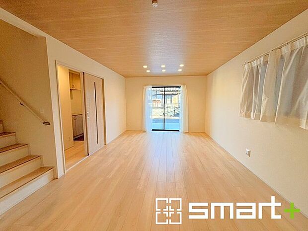 〜開放的なリビングイン階段〜 ・ご家族のお出掛けや帰宅がわかるリビングイン階段。自然とコミュニケーションが増えますね。 ・窓からたっぷりの陽光が差し込むＬＤＫは明るく開放的な空間になります。