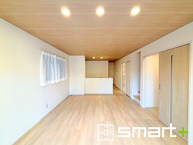 ~窓からはたっぷりの陽光~ ・大きな窓から明るい陽光が舞い込みお部屋全体を心地のよい空間に。 ・料理と洗濯、片付けなど並行して家事を進める時に便利な回遊動線。無駄のない動きで効率もアップ。