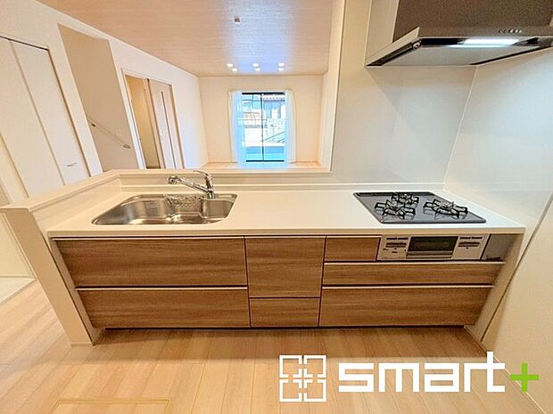 ~人気のカウンターキッチン~ ・キッチンには余計な柱が無いので、リビングが見渡せ開放感のある造りとなっております。 ・蛇口には浄水器が内蔵されるなど機能面でも優れたキッチンです。