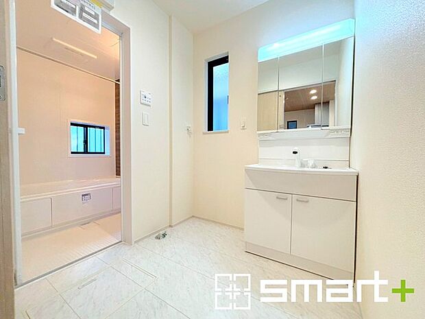 〜明るい洗面スペース〜 ・窓から明るい陽が入り、気持ちよく朝の支度ができますね。 ・使い勝手の良い三面鏡タイプのシャワー付き洗面化粧台。鏡の裏に収納があるので洗面台周りもスッキリ。