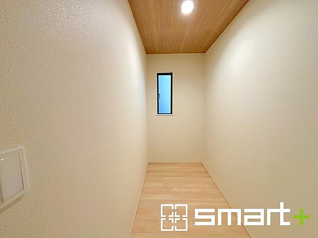 ~パントリーのあるお住まい~ ・キッチン横にパントリー(食糧庫)をご用意。買い溜めした食材などはもちろん、ティッシュなどの置場としてもご利用いただけます。 ・ぜひ現地でご確認くださいませ。