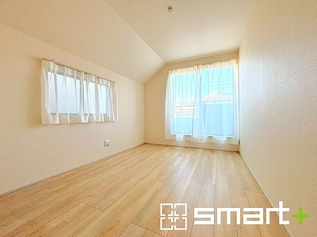 〜明るく暖かな光が差し込む洋室〜 ・大きな窓からたっぷりの光が舞い込み、お部屋全体を優しく包み込んでくれます。 ・くつろぎのプライベート時間を明るい空間で穏やかにお過ごしいただけます。