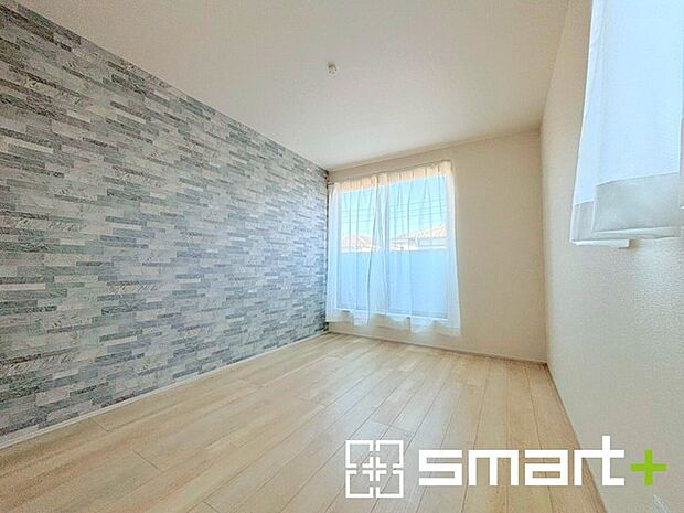 〜日当たり良好の明るい洋室〜 ・穏やかな陽だまりに包まれる居心地の良い洋室。 ・オシャレなアクセントクロスでシンプルなお部屋もメリハリのある空間になりますね。