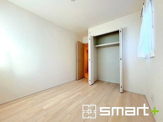 〜収納豊富な洋室〜 ・各居室に備え付けの収納をご用意。タンスなどを置く場合と比べ出っ張らないので部屋の中を有効のご活用いただけます。 ・収納の広さなどぜひ現地でご確認くださいませ。