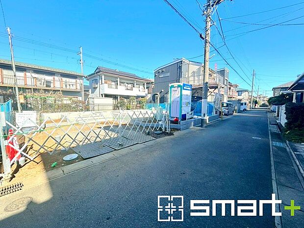 〜十分な広さのある前面道路〜 ・前面道路は約4ｍございますので、お車でのすれ違いも可能で余計なストレスがかかりません。 ・日々お車での移動が多い方には大切なポイントですね。 