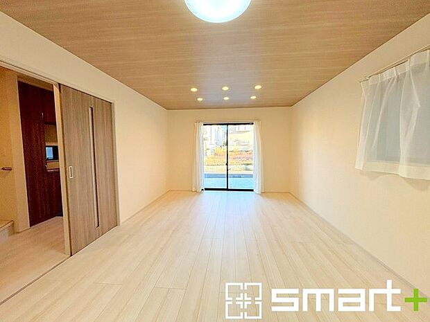 〜穏やかな陽の入るLDK〜 ・大きな窓のあるLDKは陽当りも良好で明るい空間となっております。 ・ご家族団らんなど過ごす時間の多いLDKが明るいのは嬉しいポイントですね。