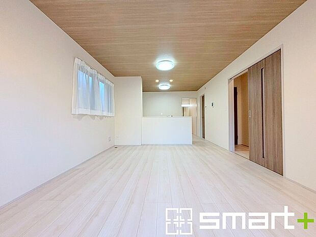 〜穏やかな陽の入るLDK〜 ・ご家族でゆったり寛げる広々リビングは、大きな窓からたっぷりの陽光が差し込む明るい空間。 ・料理と洗濯、片付けなど並行して家事を進める時に便利な回遊動線。