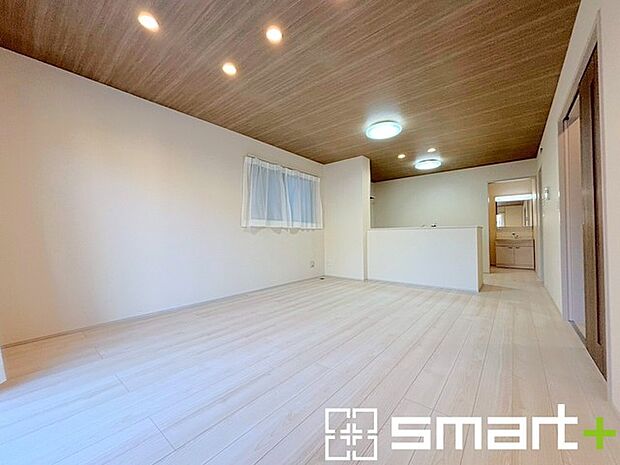 〜窓からはたっぷりの陽光〜 ・穏やかな陽だまりに包まれる居心地の良いLDKは、ご家族が自然と集まる憩いのスペースに。 ・家事をしながらご家族との会話が楽しめるカウンターキッチンも魅力。