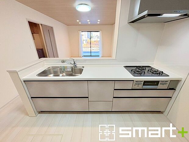 〜人気のカウンターキッチン〜 ・キッチンには余計な柱が無いので、リビングが見渡せ開放感のある造りとなっております。 ・蛇口には浄水器が内蔵されるなど機能面でも優れたキッチンです。