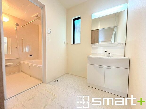 〜明るい洗面スペース〜 ・窓から明るい陽が入り、気持ちよく朝の支度ができますね。 ・使い勝手の良い三面鏡タイプのシャワー付き洗面化粧台。鏡の裏に収納があるので洗面台周りもスッキリ。