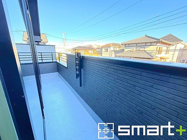 〜洗濯物も干しやすいバルコニー〜 ・陽当たり良好な南側のバルコニーは2部屋から出入りができて毎日のお洗濯も快適。 ・テラス屋根等のオプションもお気軽にご相談くださいませ。