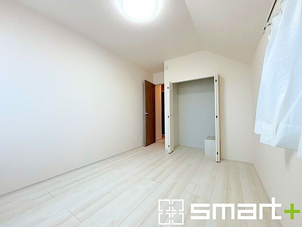 〜収納豊富な洋室〜 ・各居室に備え付けの収納をご用意。タンスなどを置く場合と比べ出っ張らないので部屋の中を有効のご活用いただけます。 ・収納の広さなどぜひ現地でご確認くださいませ。