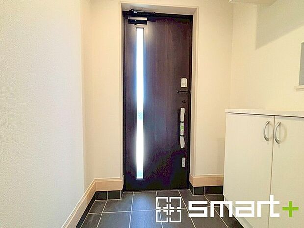 〜穏やかな陽の入る玄関〜 ・玄関ドアのガラス部分に窓を設ける事で穏やかな陽の入る玄関に。 ・ご家族やご来客を明るい空間で出迎えてくれます。