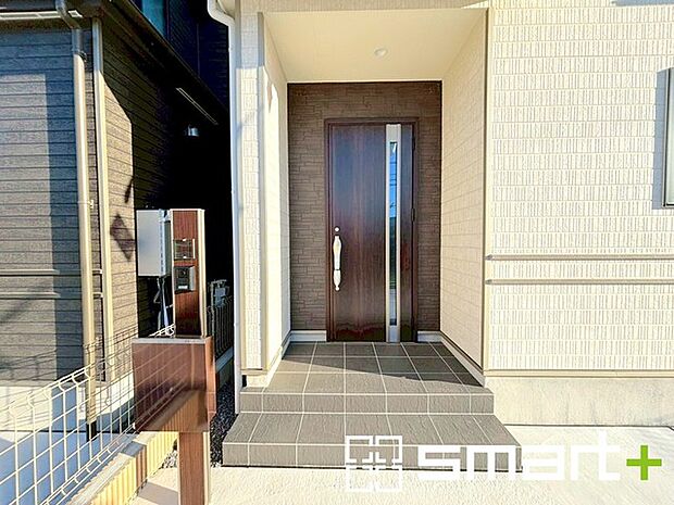 〜お住まいの顔「玄関」〜 ・玄関ドアの上にはもちろん軒がございますので、雨の日でも濡れずに鍵の開閉が可能です。 ・鍵は防犯性に優れたディンプルキーを採用。