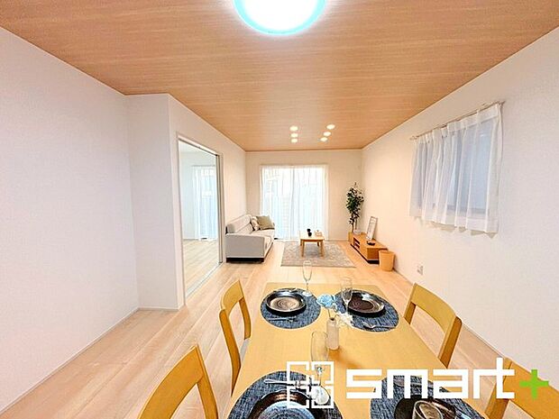 〜余裕の空間が広がるLDK〜 ・17帖あるLDKはご家族団らんのお時間を余裕の広さで演出してくれます。 ・ご内覧の際は家具の配置などもイメージしながらご覧くださいませ。