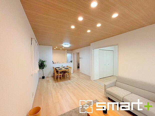 〜穏やかな陽の入るLDK〜 ・大きな窓のあるLDKは陽当りも良好で明るい空間となっております。 ・ご家族団らんなど過ごす時間の多いLDKが明るいのは嬉しいポイントですね。