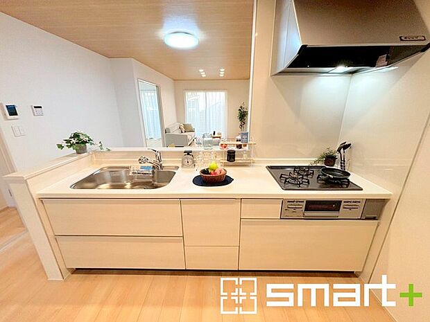 〜人気のカウンターキッチン〜 ・キッチンには余計な柱が無いので、リビングが見渡せ開放感のある造りとなっております。 ・蛇口には浄水器が内蔵されるなど機能面でも優れたキッチンです。