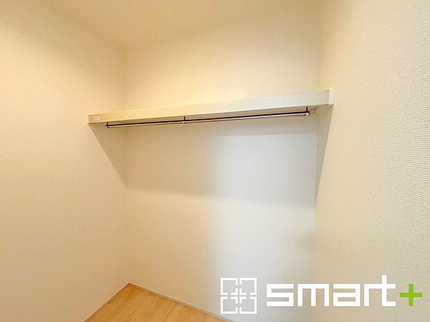 〜憧れのウォークインクローゼット〜 ・居室にウォークインを設ける事で季節ものや趣味の用具などもスッキリと収納可能です。 ・ぜひ現地でその便利さをご体感くださいませ。